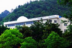 青山绿树绕校园